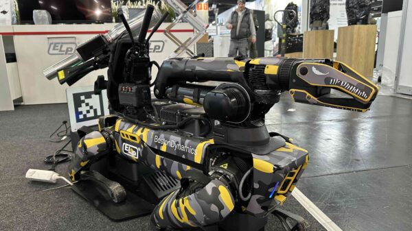 Der Laufroboter Spot X-DiS mit dem Kit zur Bombenentschärfung am Stand von ELP auf der Enforce Tac.