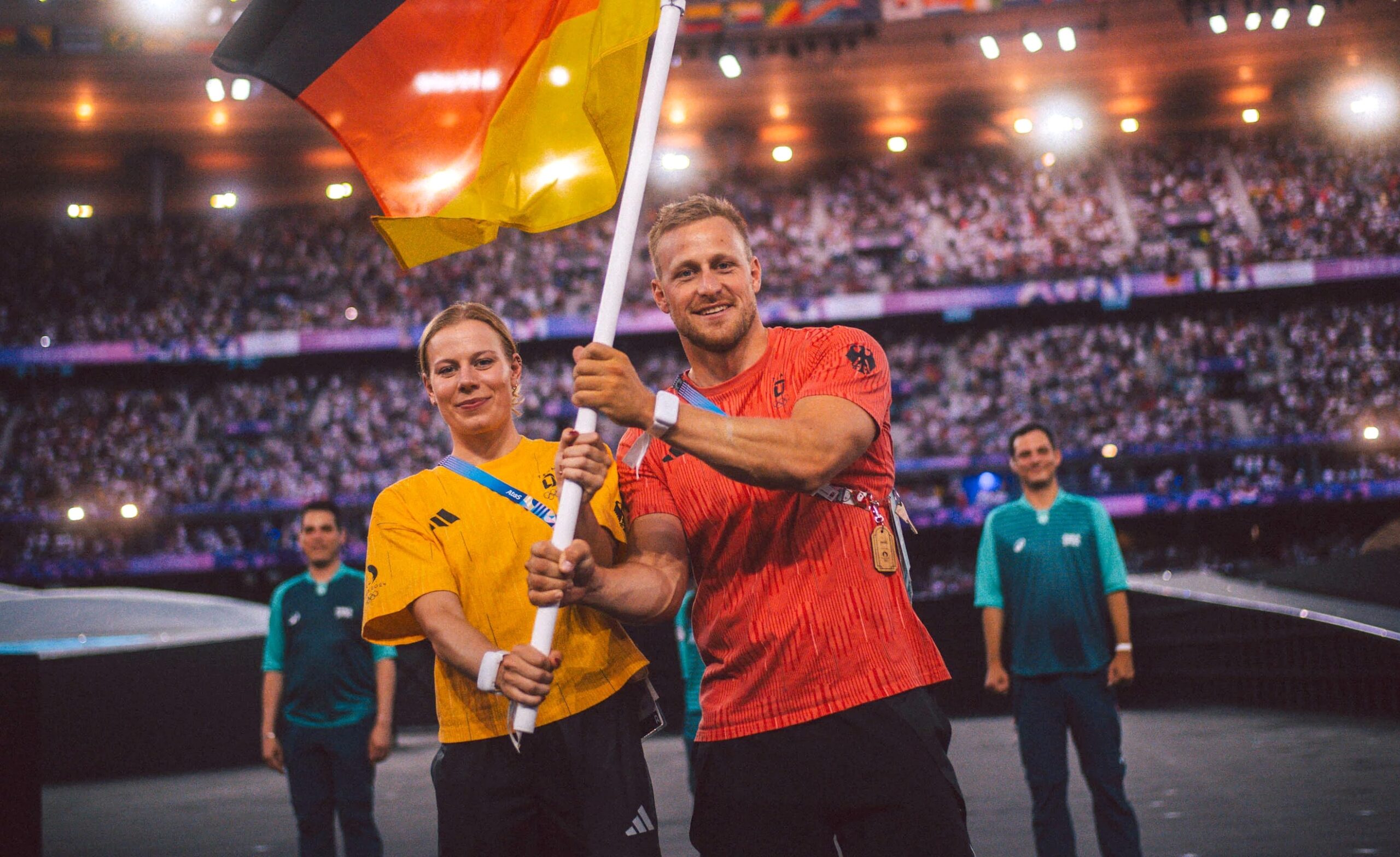 Olympia 2024: Laura Lindemann (Mixed-Staffel im Triathlon) und Max Rendschmidt (Kajak-Vierer) tragen die deutschen Fahne bei der Schlussfeier der Sommerspiele von Paris am Sonntag.