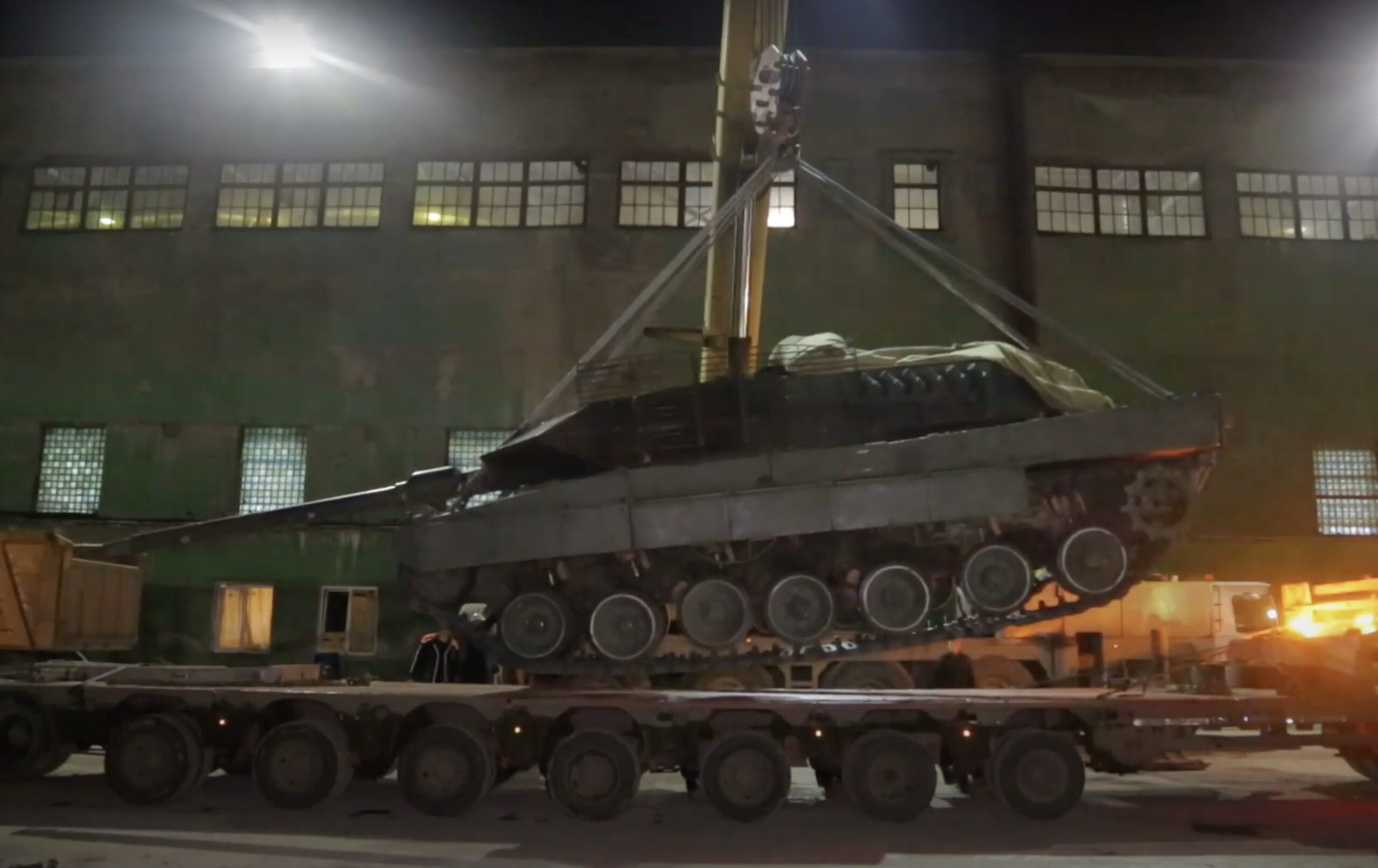 Der Leopard 2 A6 wird beim russischen Rüstungskonzern Uralvagonzavod abgeladen.