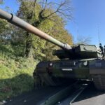 Der neueste Kampfpanzer der Bundeswehr, Leopard 2 A7 A1 mit dem Selbstschutzsystem Trophy. Gut zu sehen die flachen Radarsensoren vorne am Turm sowie Launcher und Schutzpanel rechts.