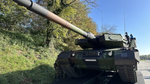 Der neueste Kampfpanzer der Bundeswehr, Leopard 2 A7 A1 mit dem Selbstschutzsystem Trophy. Gut zu sehen die flachen Radarsensoren vorne am Turm sowie Launcher und Schutzpanel rechts.