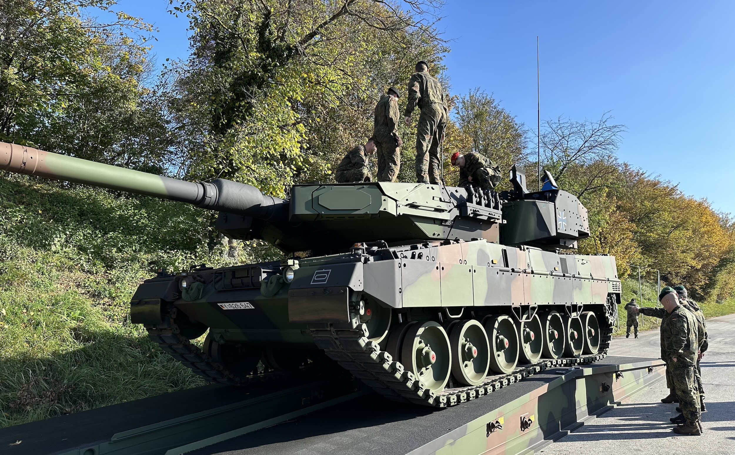 Leopard 2 A7 A1 mit dem israelischen Selbstschutzsystem Trophy beim Roll-out am 29. Oktober 2024.