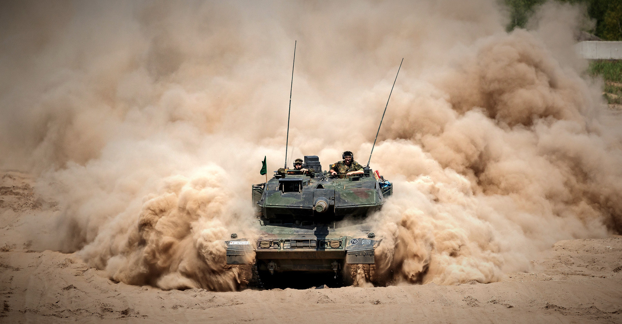 Öko-Panzer: Staub könnte in Zukunft das Einzige sein, was ein Kampfpanzer wie der Leopard 2A7V hier im Bild aufwirbelt. Elektro- und Hybridantriebe von RENK und QinetiQ sollen Wärme- und Geräuschsignatur verringern.