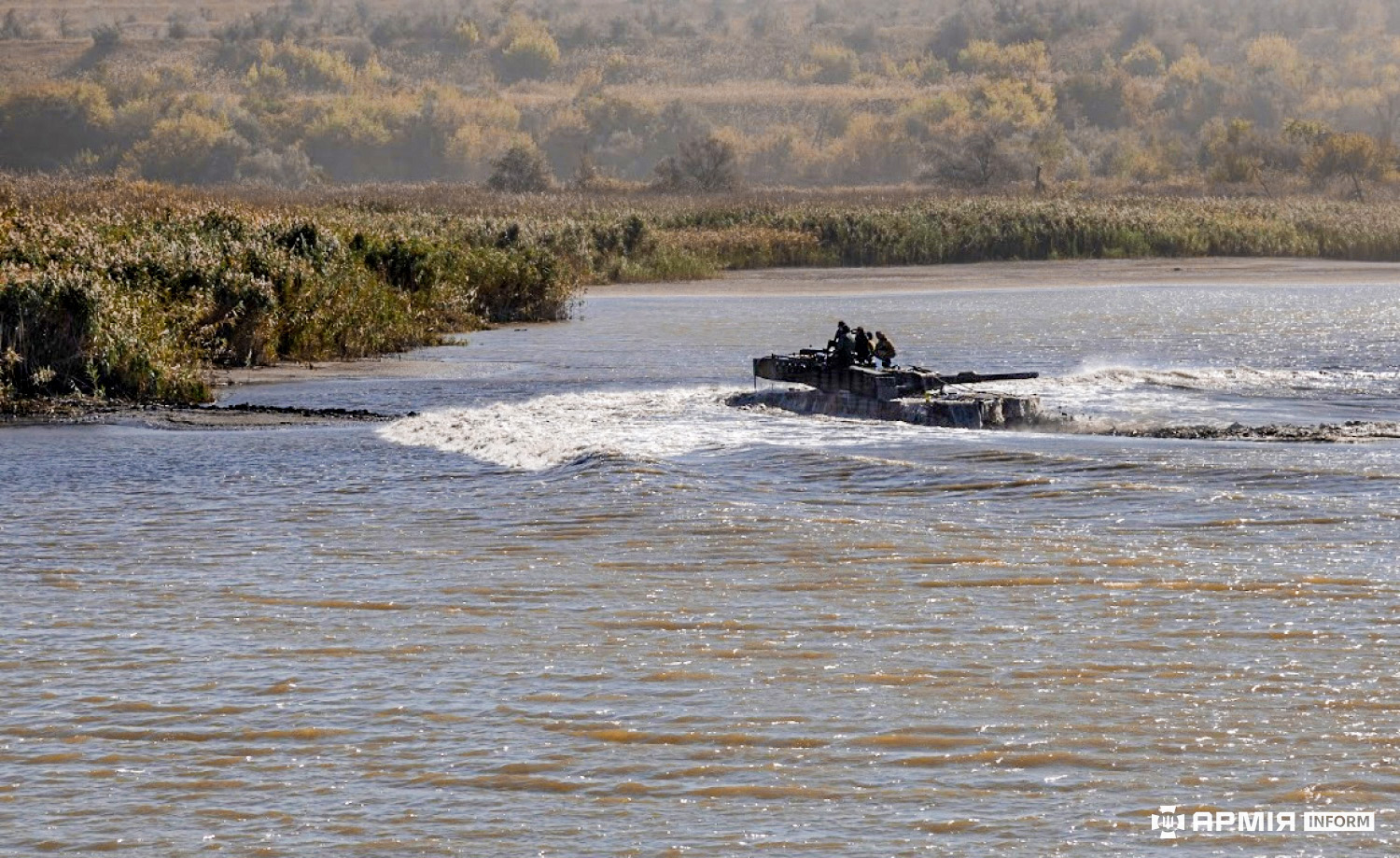 Dieser Leopard 2 A4 überquert einen Fluss in der Region Donezk in der Ukraine.