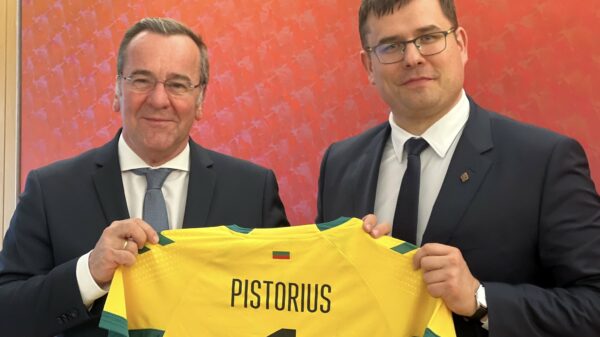 Nummer 1 – Pistorius (l.) erhält ein litauisches Trikot vom Verteidigungsminister aus Litauen, Laurynas Kasčiūnas (r.)