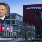 „Fortschritt bedeutet signifikante Investitionen, nicht nur in die industriellen Fähigkeiten, sondern auch in mehr Mitarbeiter“, sagte Eric Béranger, CEO von MBDA, bei der Bilanzpräsentation. „In diesem Jahr werden wir über 20.000 Mitarbeiter haben. Was einen Anstieg von über 50 Prozent über die letzten fünf Jahre darstellt.“