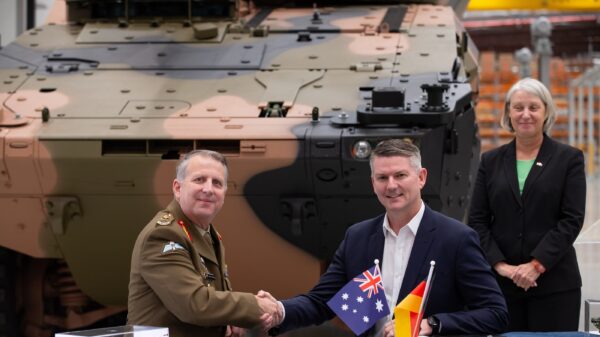 Unterzeichnung des Vertrags zum Schweren Waffenträger Infanterie durch Generalmajor Jason Blain für die australischen Streitkräfte und Nathan Poyner, CEO von Rheinmetall Defence Australia.