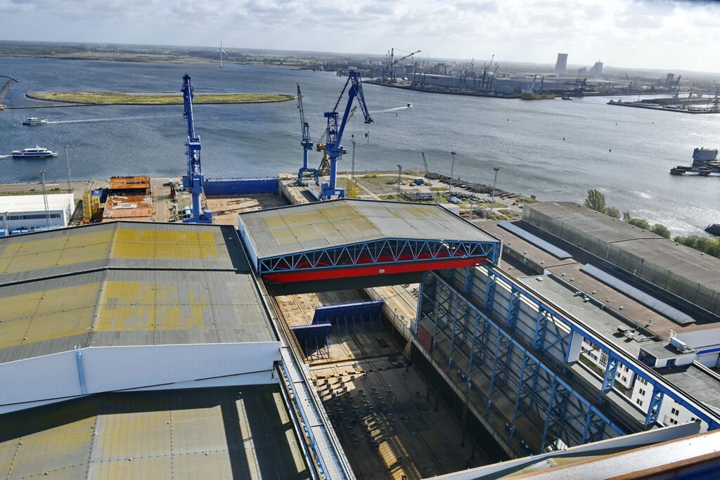 Marinearsenal Warnowwerft: Blick vom Bockkran in das Dock.