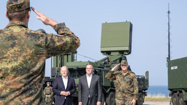 Der Kommandeur der Flugabwehrraketengruppe 61, Oberstleutnant Daniel Reif, meldet am 4. September 2024 die Initial Operating Capability (IOC) des ersten deutschen Luftverteidigungssystems IRIS-T SLM an Bundeskanzler Olaf Scholz, Verteidigungsminister Boris Pistorius und den Inspekteur Luftwaffe, Generalleutnant Ingo Gerhartz.