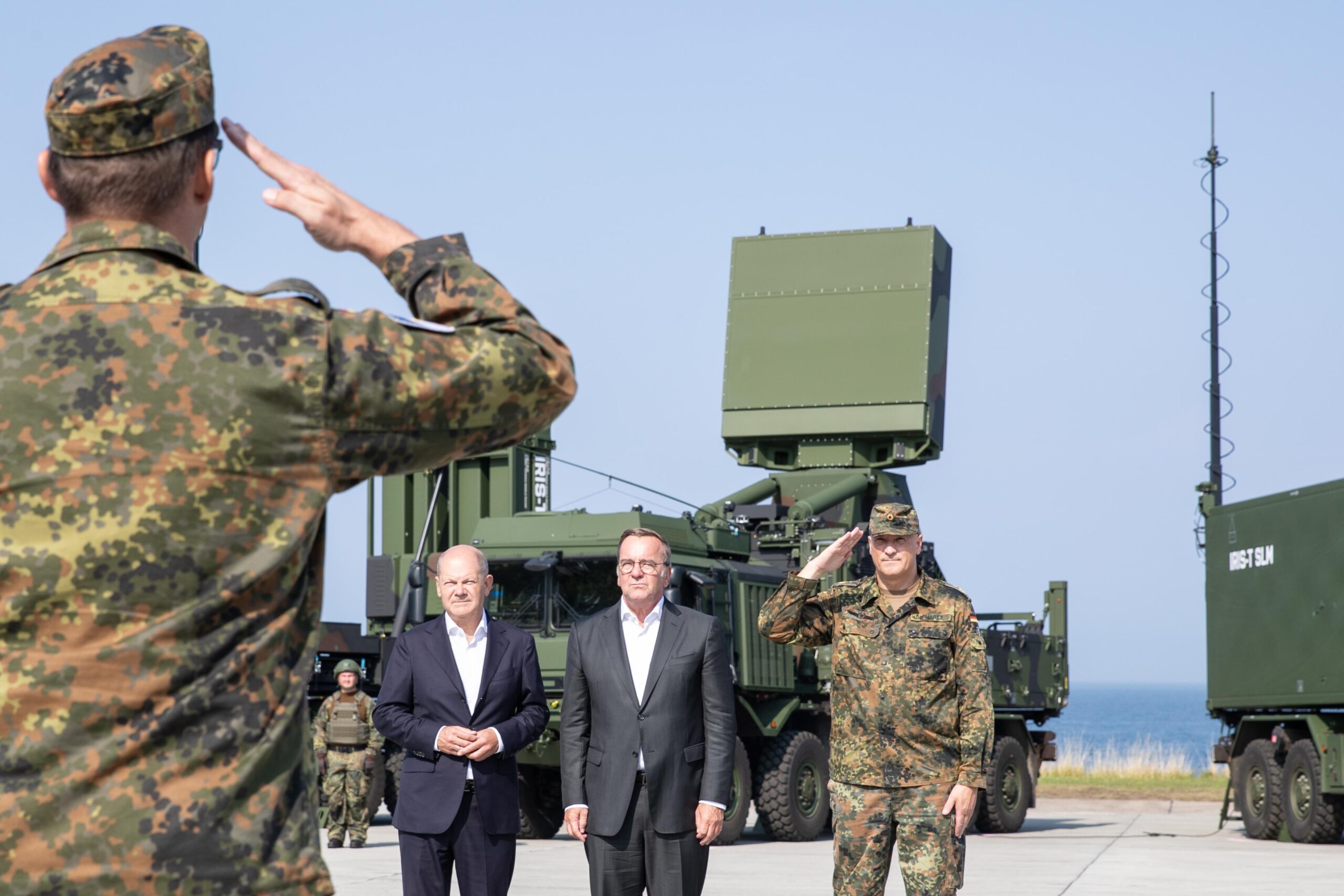Der Kommandeur der Flugabwehrraketengruppe 61, Oberstleutnant Daniel Reif, meldet am 4. September 2024 die Initial Operating Capability (IOC) des ersten deutschen Luftverteidigungssystems IRIS-T SLM an Bundeskanzler Olaf Scholz, Verteidigungsminister Boris Pistorius und den Inspekteur Luftwaffe, Generalleutnant Ingo Gerhartz.