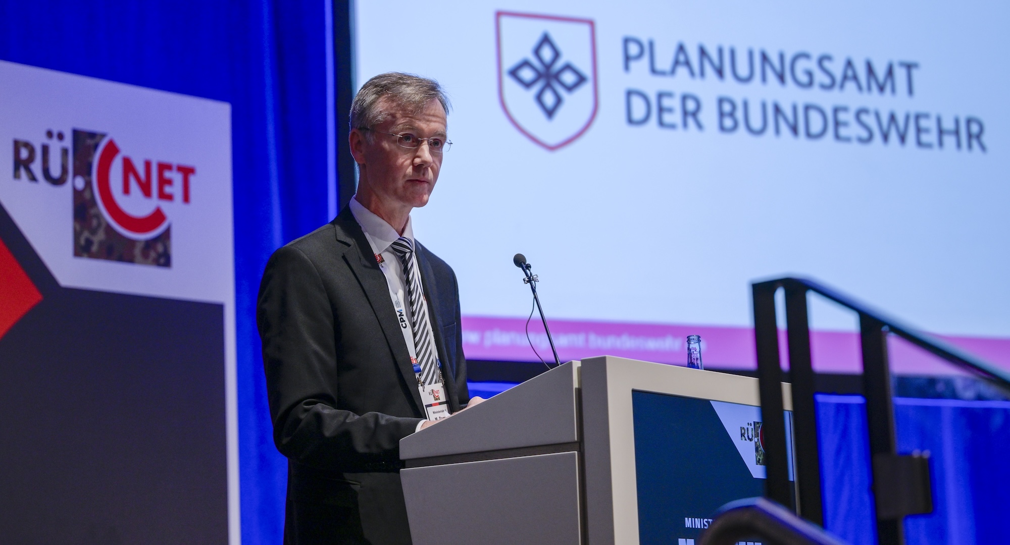„Die NATO Minimum Capability Requirements (MCR) beeinflussen in den Nationen maßgeblich die übertragenen Fähigkeitsziele und damit natürlich auch die Rüstungsaktivitäten“, betont Ministerialrat Matthias Damm, Stellvertreter des Amtschefs des Planungsamtes der Bundeswehr.