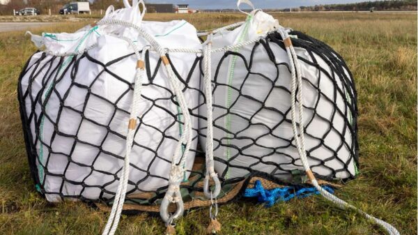 Mit einem Außenlastnetz für Hubschrauber lassen sich große Lasten an einem Hubschrauber befestigen. Zur Erprobung wurde es unter anderem mit Big Bags bestückt, die ihrerseits mit 2.500 kg Sand befüllt wurden. (Foto: Bundeswehr/Andreas Vogel)