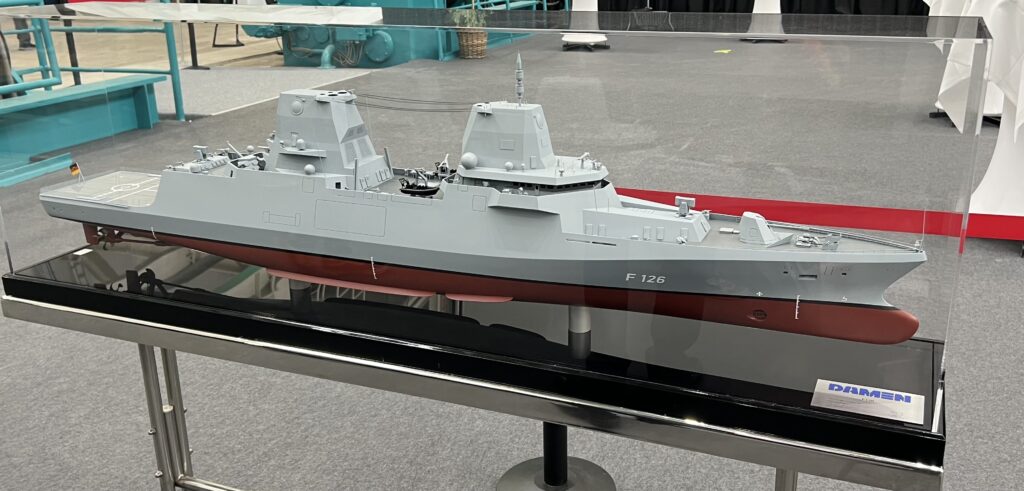 Ein Modell der neuen Fregatte der Klasse 126.