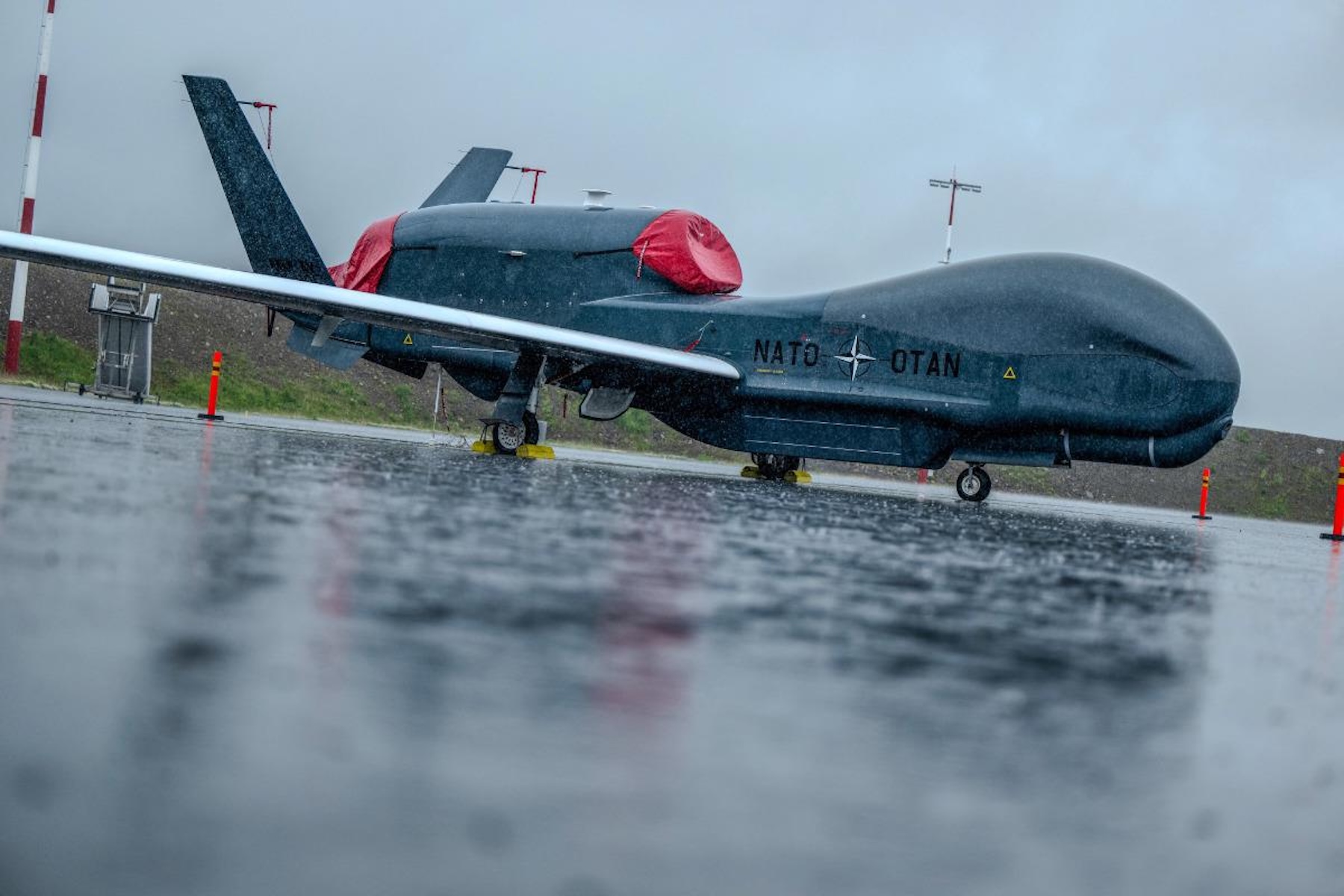 Eine (unbemannte) NATO-Aufklärungsdrohne vom Typ RQ-4D Phoenix auf dem Luftwaffenstützpunkt Pirkkala in Finnland während ihres ersten Einsatzes im Sommer 2025.