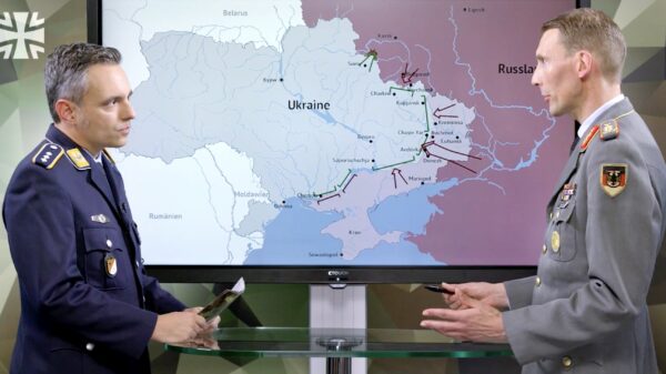 „Nachgefragt“-Moderator Hauptmann Jan Czarnitzki (l.) im Gespräch über die Kursk-Offensive mit Generalmajor Dr. Christian Freuding, Leiter des Sonderstabs Ukraine im Verteidigungsministerium.