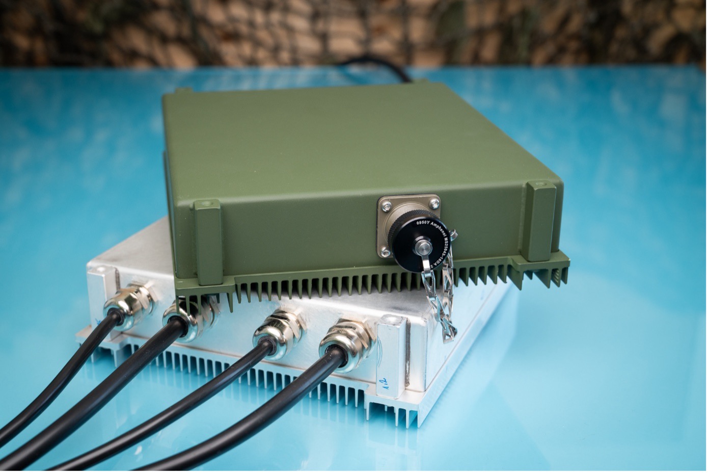 etatronix: Netzteile aus der Ruggedized Power Supplies (RPS)-Reihe liefern 90W bis 1500W. Neben der Ausführung mit Steckverbinder (oben) gibt es auch Versionen bei denen die Eingangs- und Ausgangsleitungen fest angebracht sind.