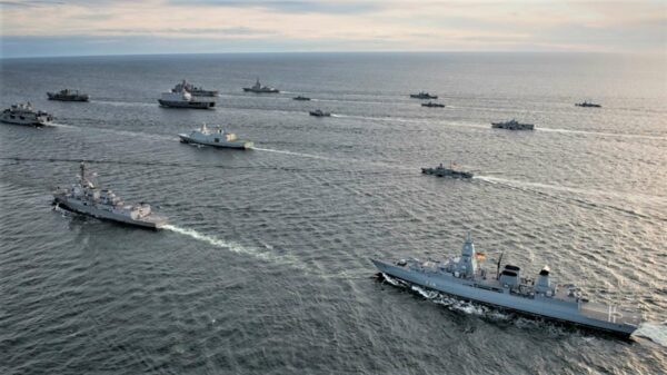 Normalerweise sind die teilnehmenden Kriegsschiffe während des BALTOPSBaltic Operations-Manövers über tausende von Quadrat-Seemeilen verteilt. Hier fahren sie 2016 für ein Gruppenfoto in enger Formation.