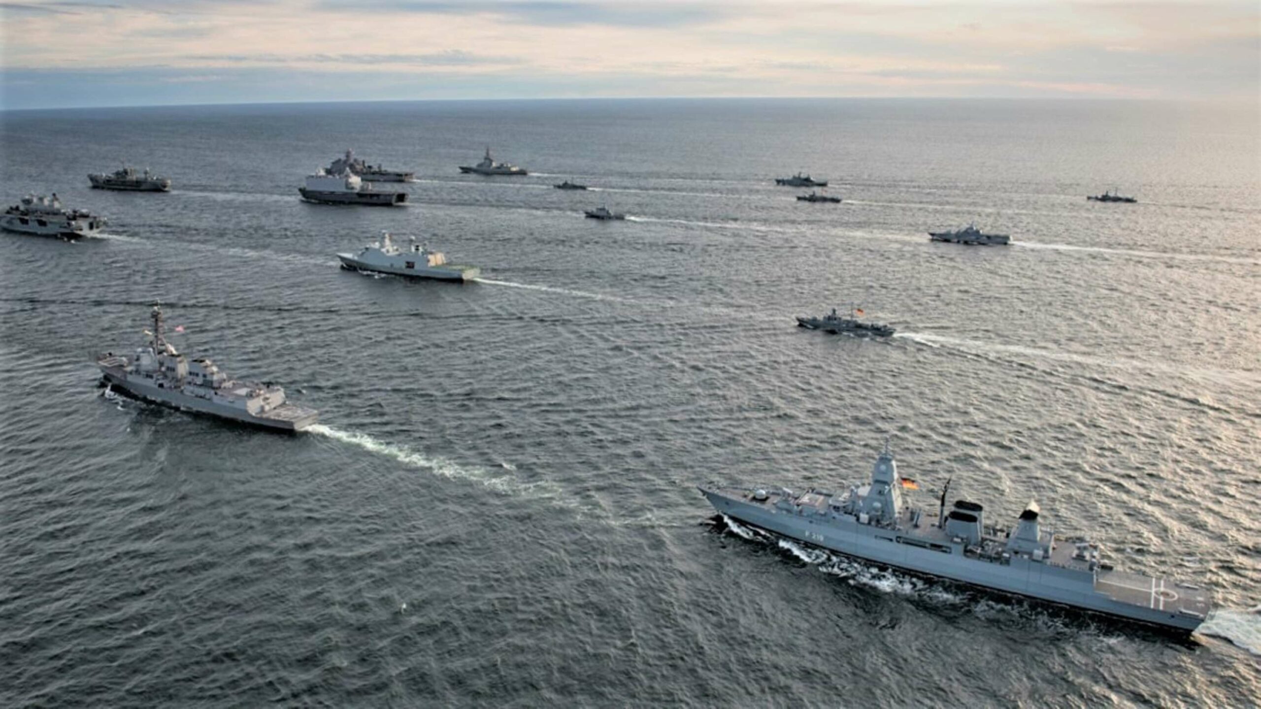 Normalerweise sind die teilnehmenden Kriegsschiffe während des BALTOPSBaltic Operations-Manövers über tausende von Quadrat-Seemeilen verteilt. Hier fahren sie 2016 für ein Gruppenfoto in enger Formation.
