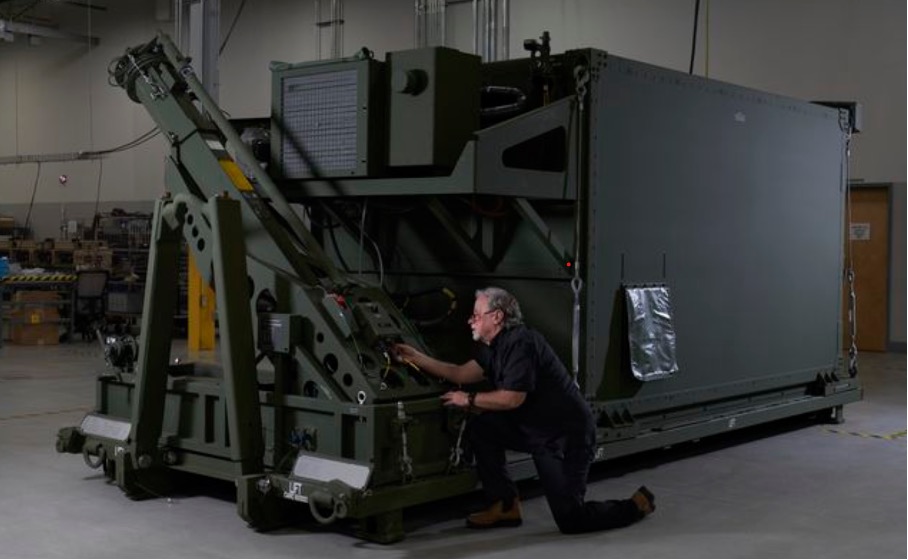 IBCS: Northrop Grumman produziert in seinem Fertigungszentrum in Huntsville, Alabama, wichtige Endprodukte wie das Engagement Operations Center (EOC) für die U.S. Army zur Unterstützung Polens
