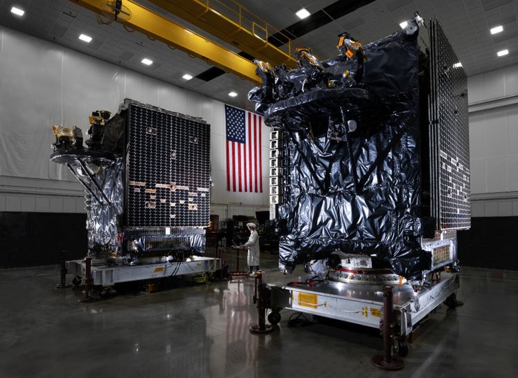 Space Norway: Zwei der GEOStar-3-Satelliten von Northrop Grumman in einem Reinraum in Dulles, Virginia. Diese Satelliten sind für geosynchrone Missionen ausgelegt, können aber in einer Vielzahl von Umlaufbahnen betrieben werden, z. B. in einer hochelliptischen Umlaufbahn für ASBM. (Bildnachweis: Northrop Grumman)