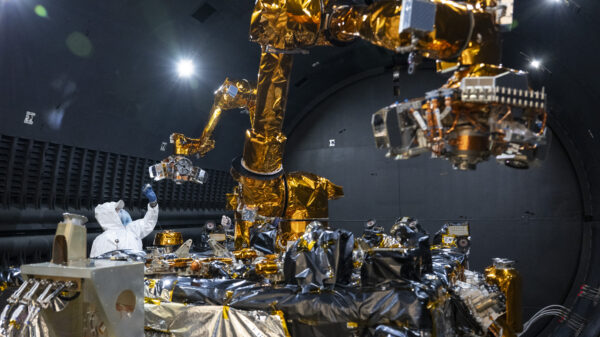 Missionsroboter: Steven Butcher, Ingenieur für Raumfahrtroboter und -mechanismen der Technology Service Corporation, inspiziert die Payload des Robotic Servicing of Geosynchronous Satellites (RSGS) nach Abschluss der Tests in der kryogenen Thermalvakuumkammer im Naval Center for Space Technology des U.S. Naval Research Laboratory in Washington.