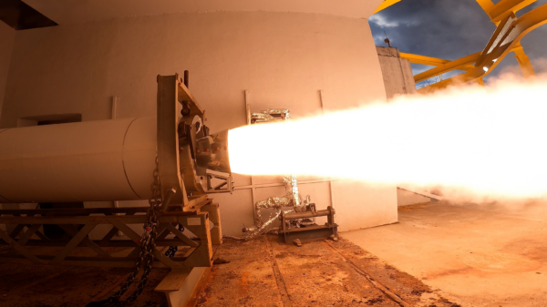 Brenntests eines neuen 21-Zoll-Feststoffraketenmotors (Solid Rocket Motors; SRM).