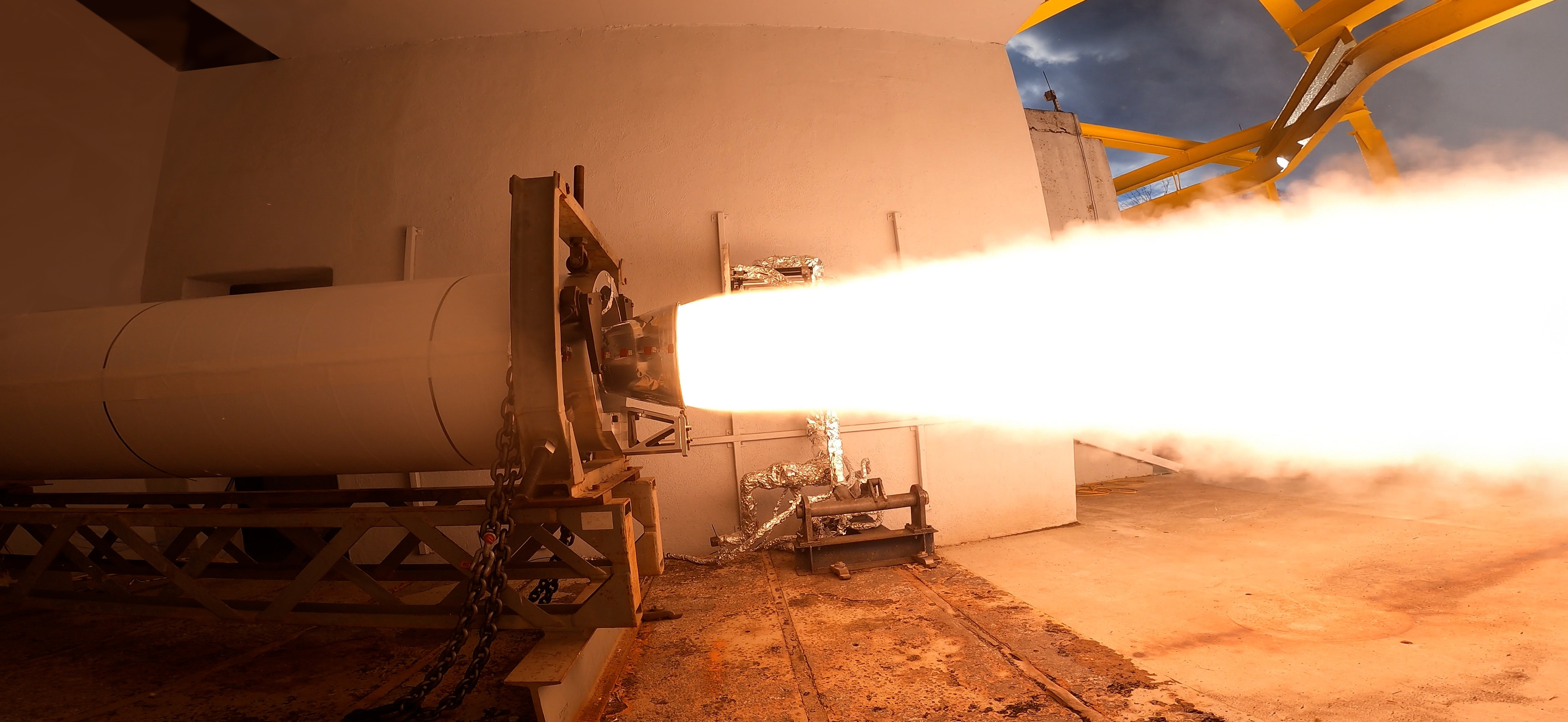 Brenntests eines neuen 21-Zoll-Feststoffraketenmotors (Solid Rocket Motors; SRM).