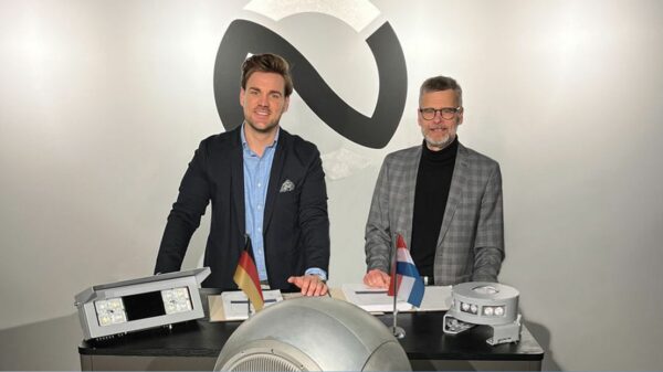 Hubschrauberlandesystem der F126: Optonaval-Geschäftsführer Christopher Schäding (l.) und Dirk Henneberg, Beschaffungsleiter für das F126-Projekt bei Damen Naval. Foto- Damen Naval