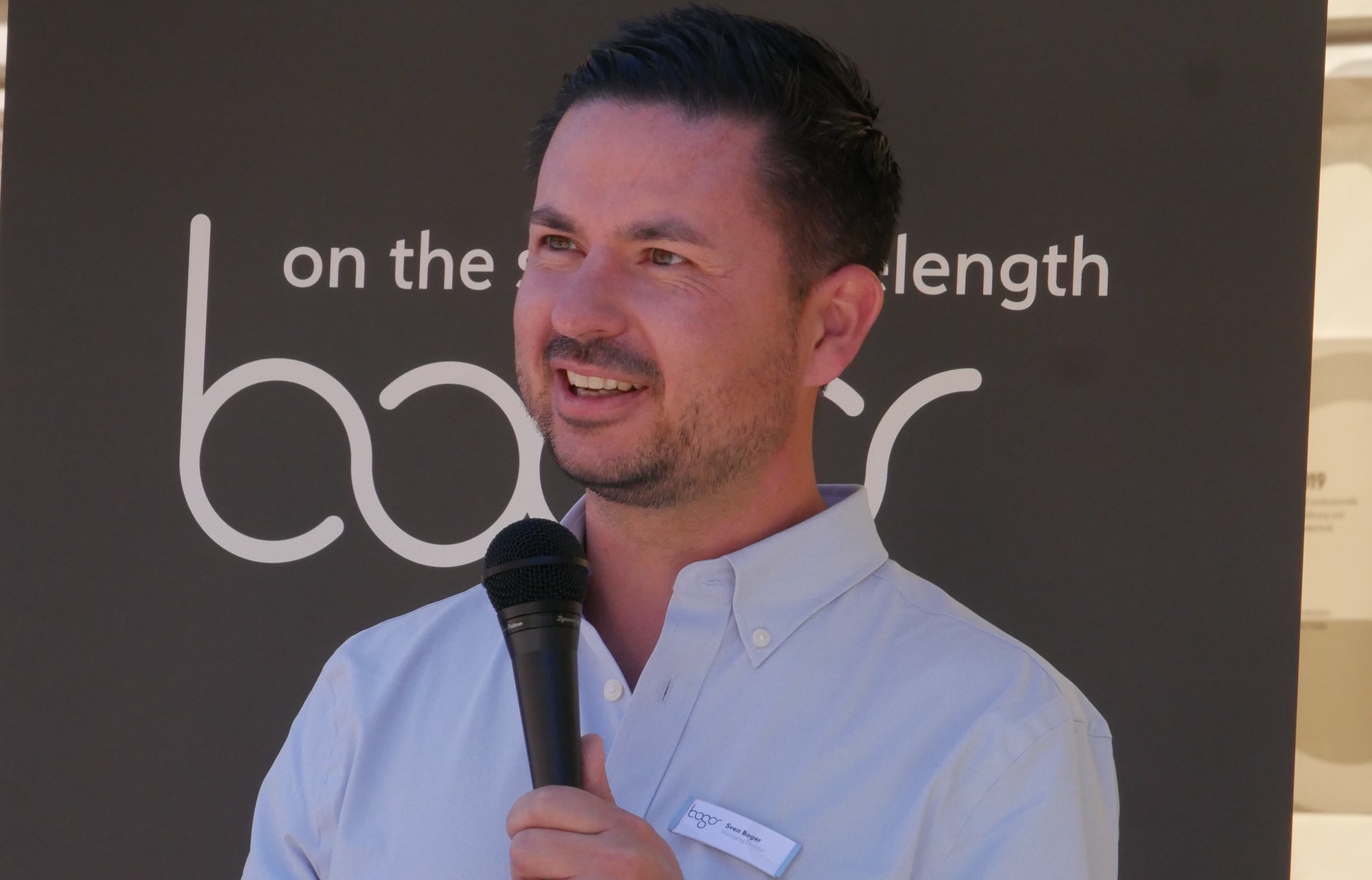Sven Boger, Geschäftsführer der Boger electronics GmbH, bei der Einweihungsfeier des neuen Gebäudes.