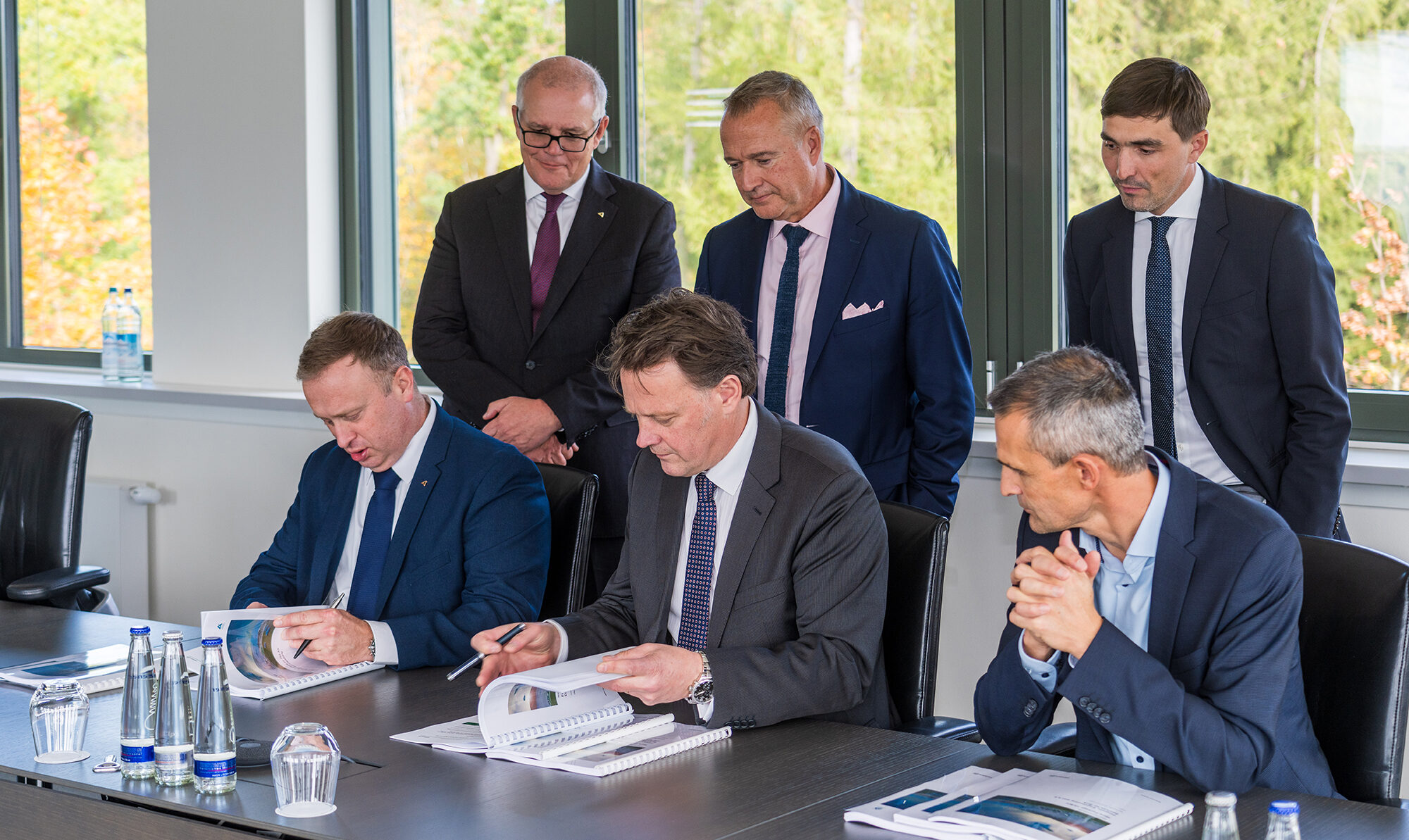 Vertrag unterschrieben: (sitzend, v.l.): Dr James Palmer (CEO Space Center Australia), Mark Novak (General Manager Hensoldt Australia), Nicolas Debove (Leiter ATC-IFF Hensoldt). Zweite Reihe, v.l.: Hon Scott Morisson (Group Non-Executive Chairman SCA), Russell Gould (Leiter International Business Development Hensoldt), Thibaud Grizard (Leiter Business development Hensoldt Australia).