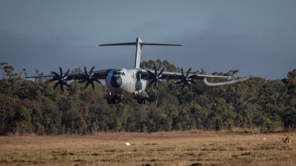 Bei der Übung Talisman Sabre 2025 in Australien landet das Transportflugzeug A400M der Luftwaffe auf einem kleinen Flugplatz und bringt weitere Soldaten und Materia.