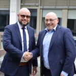 Philippe Moreels (l.) wird als neuer Geschäftsführer der GAF AG von seinem Vorgänger Dr. Gernot Ramminger begrüßt.