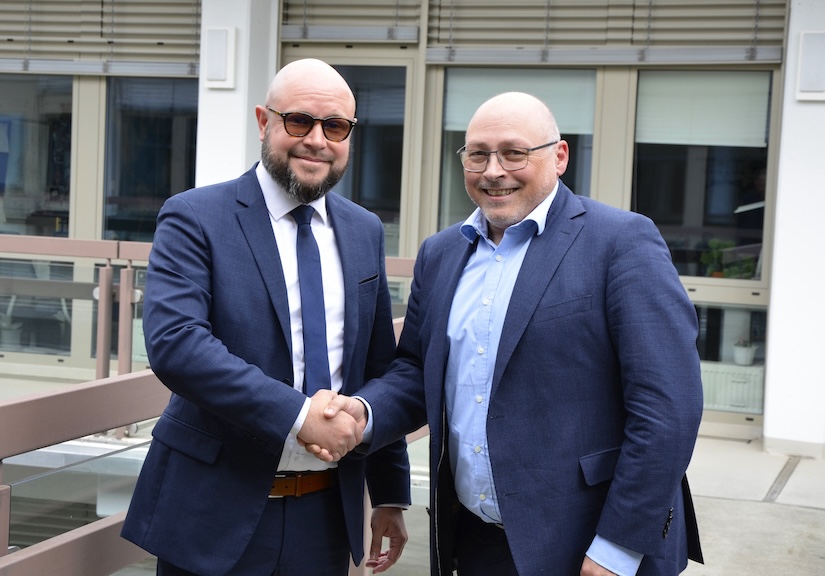 Philippe Moreels (l.) wird als neuer Geschäftsführer der GAF AG von seinem Vorgänger Dr. Gernot Ramminger begrüßt.