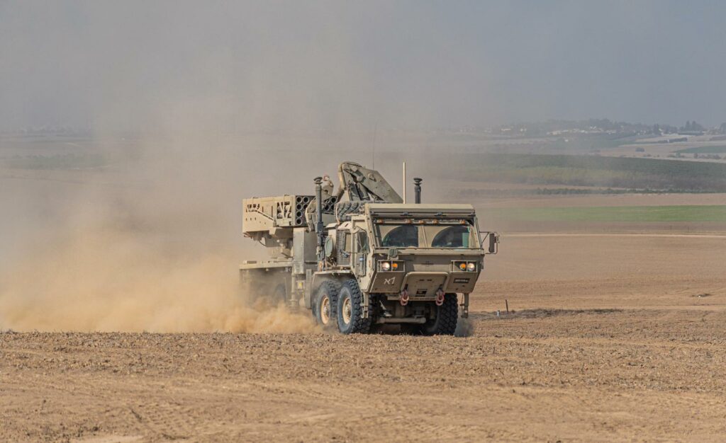 Der Mehrfachraketenwerfer von Elbit im Einsatz für die israelischen Streitkräfte. Auch er ist ein gefragtes Produkt für den Rüstungsexport.