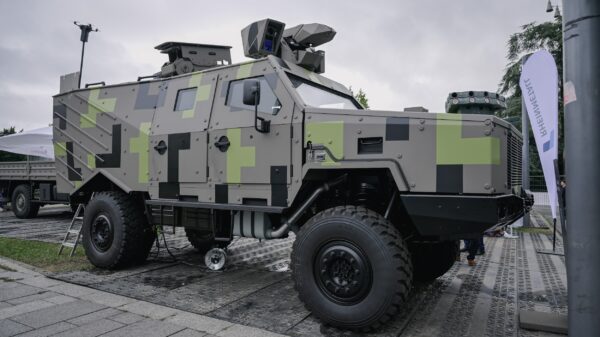 Panzerjäger-Konzept von Rheinmetall, wie auf der RüNet 2024 gezeigt. Gut zu erkennen sind die Waffenstation NATTER, das elektro-optisches Sensorsystem EOS500 sowie auf der Motorhaube zwei Schnellnebelsystem ROSY. Die zwei Werfer für die Panzerabwehrraketen oder alternativ die Loitering Munition sind im Dach eingefahren und daher nicht zu sehen.