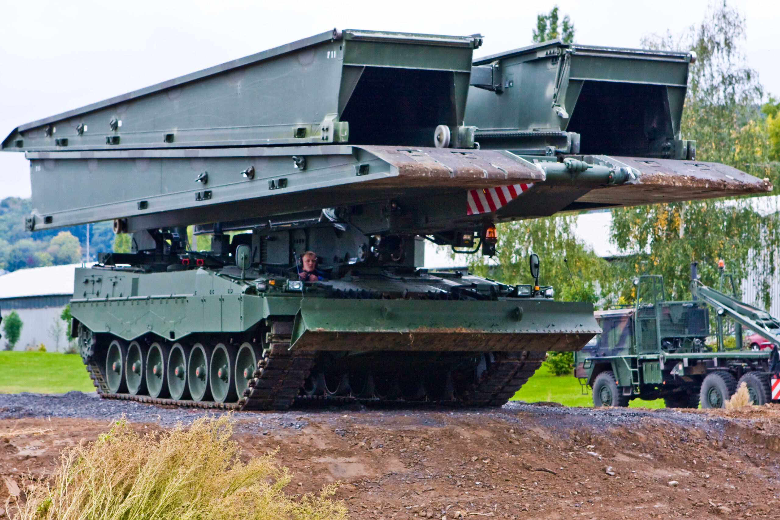 Schweiz tritt LOEBEN bei: Die Schweizer Beschaffungsbehörde armasuisse hat 2014 zwölf Leguan-Brückenleger auf Leopard-2-Fahrgestell mit dazugehöriger Peripherie und Ausbildungsgeräten bestellt. Die ersten sind seit 2019 in Nutzung. In der Schweiz wird das System als Brückenpanzer Leopard (Brü Pz Leo) bezeichnet.