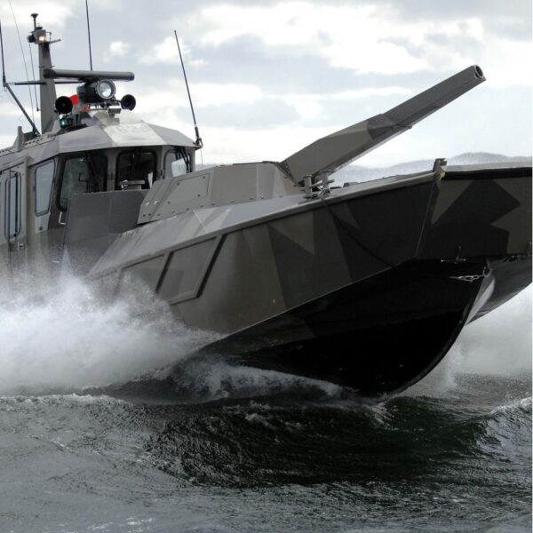 Patria NEMO Navy – das System benötigt eine drei-Mann-Crew. Einen Waffenoffizier und zwei Ladeschützen. (Foto- Patria)