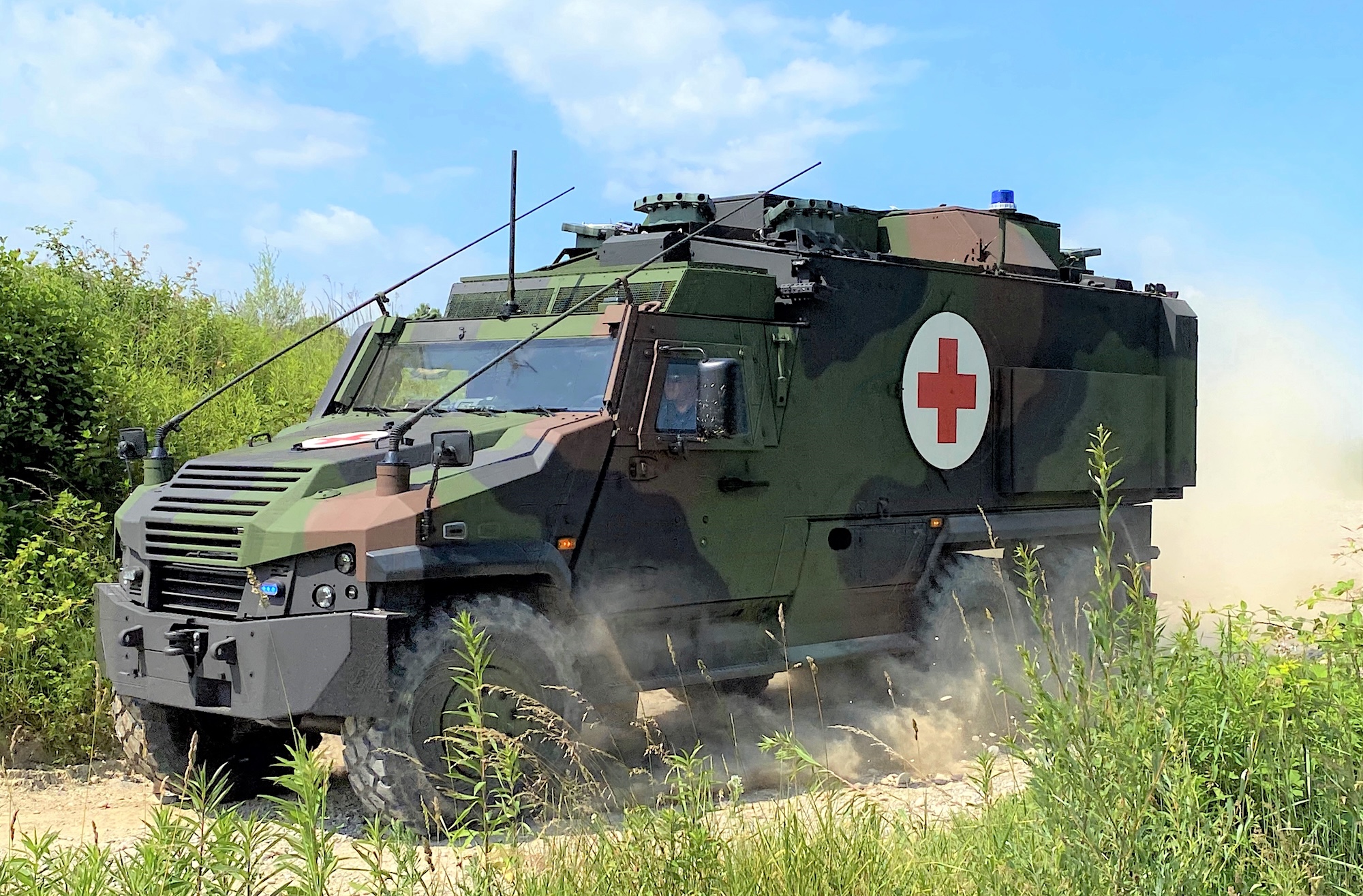 Sanitäts-EAGLE: Das mittlere geschützte Sanitätskraftfahrzeug (mgSanKfz) auf Basis des EAGLE 6x6 wurde jüngst an die Bundeswehr übergeben.