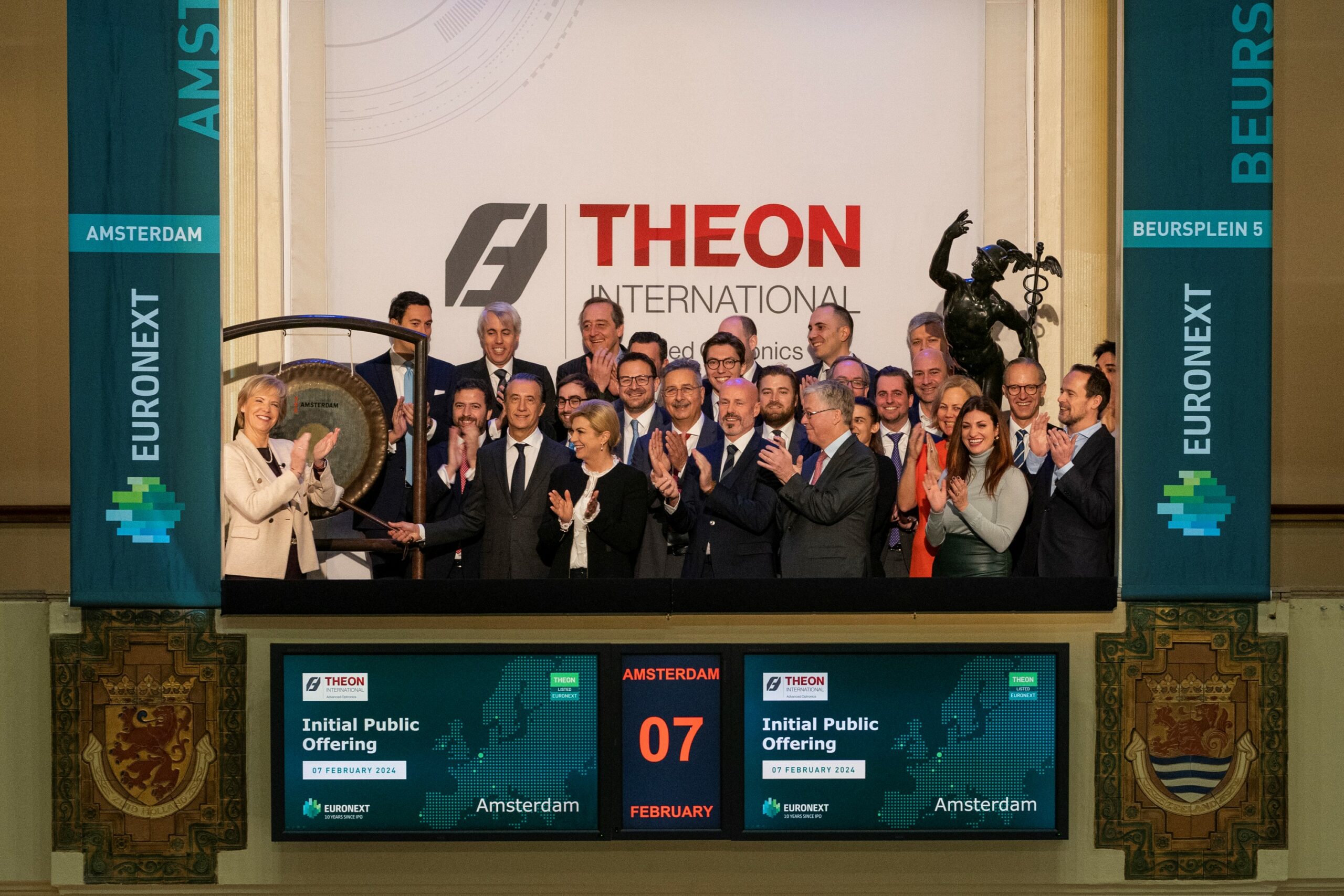 Bildunterschrift: Christian Hadjiminas, CEO von THEON INTERNATIONAL, und sein Team schlugen den Gong während der Zeremonie heute Morgen in Anwesenheit von Simone Huis in 't Veld (CEO Euronext Amsterdam) und René van Vlerken (Head of Listings Euronext Amsterdam), um den Börsengang des Unternehmens zu feiern. (Foto: Theon)