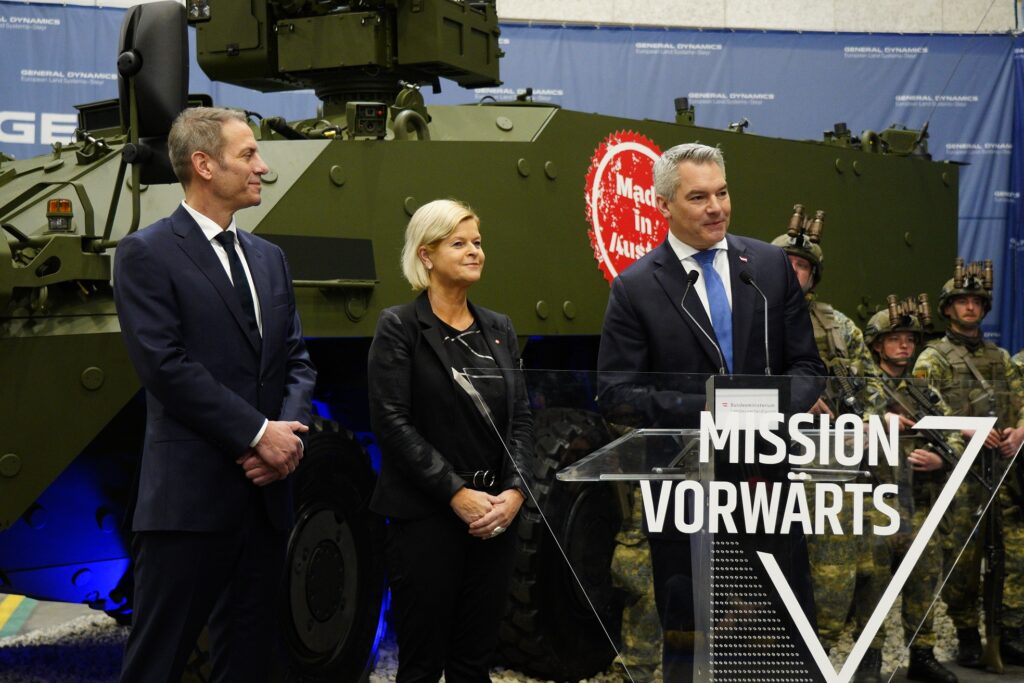 Vor einem PANDUR EVO 6x6: GDELS-Geschäftsführer Martin Reischer, Verteidigungsministerin Klaudia Tanner und Bundeskanzler Karl Nehammer (v. l. n. r.)