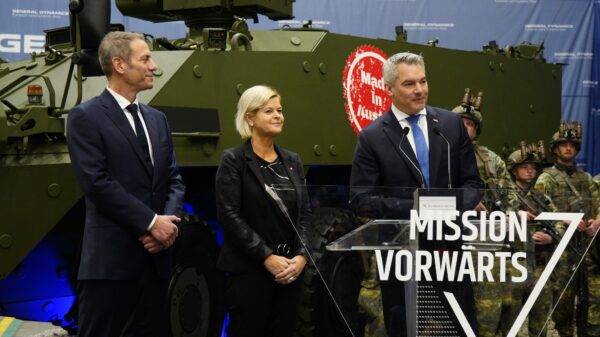 Vor einem PANDUR EVO 6x6: GDELS-Geschäftsführer Martin Reischer, Verteidigungsministerin Klaudia Tanner und Bundeskanzler Karl Nehammer (v. l. n. r.)