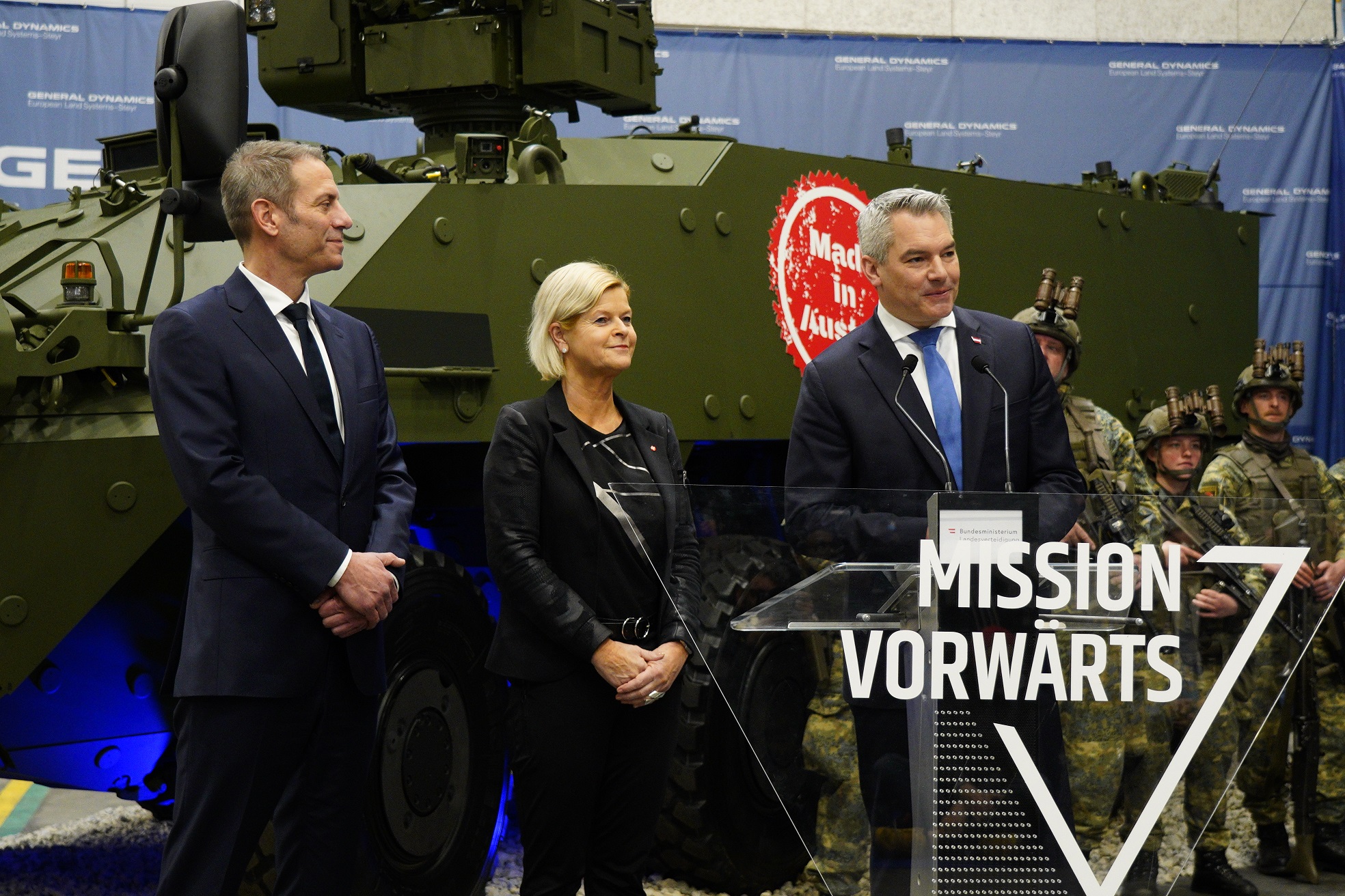 Vor einem PANDUR EVO 6x6: GDELS-Geschäftsführer Martin Reischer, Verteidigungsministerin Klaudia Tanner und Bundeskanzler Karl Nehammer (v. l. n. r.)