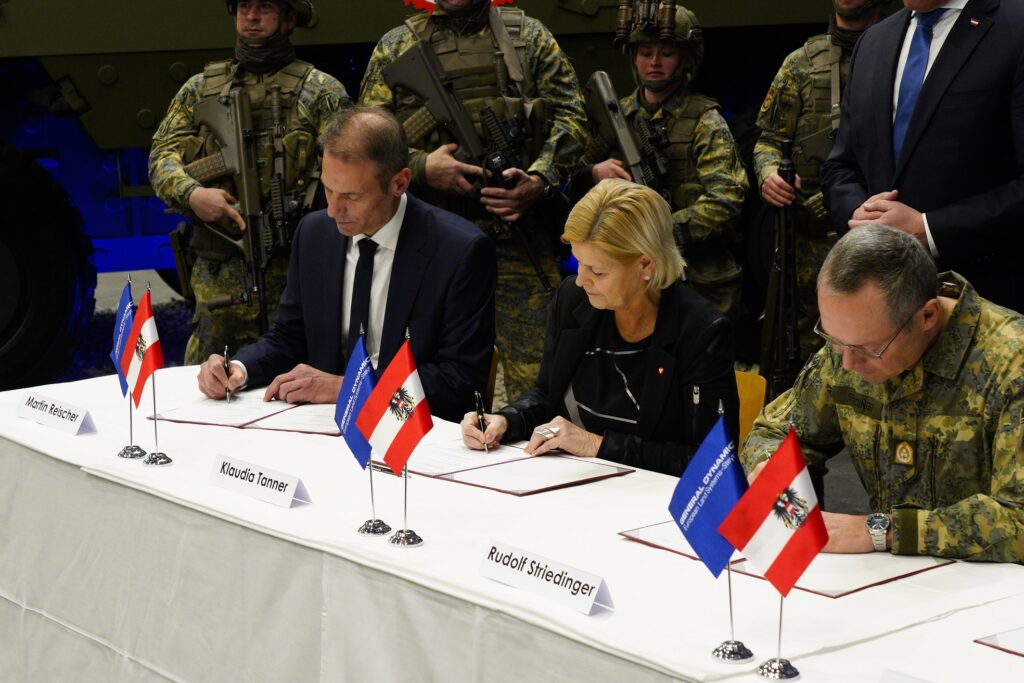Im Beisein von Bundeskanzler Karl Nehammer unterzeichnen (v. l. n. r.) GDELS-Geschäftsführer Martin Reischer, Verteidigungsministerin Klaudia Tanner und Generalstabschef General Rudolf Striedinger bei GDELS-Steyr in Wien-Simmering den Vertrag.