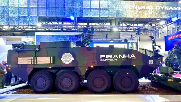 Mehrere Delegationen zeigten auf der Eurosatory großes Interesse am Pionierfahrzeug Piranha Sappeur von GDELS.