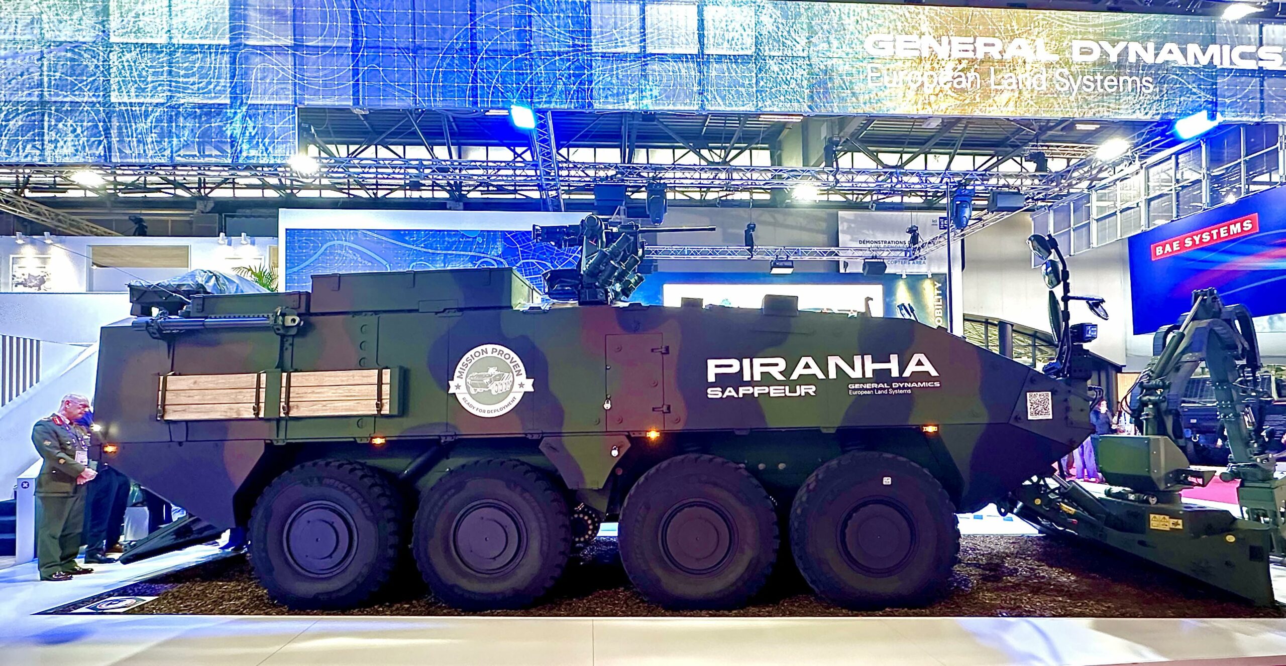 Mehrere Delegationen zeigten auf der Eurosatory großes Interesse am Pionierfahrzeug Piranha Sappeur von GDELS.