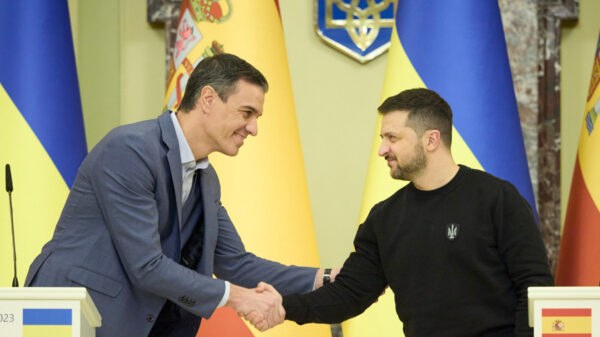 Verkündet Rekordhilfen für die Ukraine: der spanische Regierungschef Pedro Sánchez (l.) zusammen mit dem ukrainischen Präsidenten Wolodymyr Selenskyj.