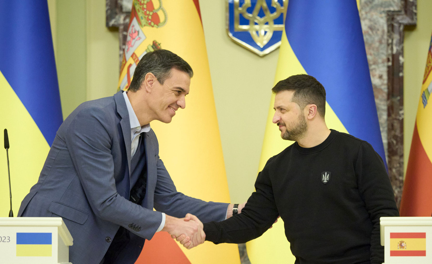 Verkündet Rekordhilfen für die Ukraine: der spanische Regierungschef Pedro Sánchez (l.) zusammen mit dem ukrainischen Präsidenten Wolodymyr Selenskyj.