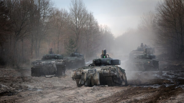 Einsatzbereit und siegfähig: Schützenpanzer PUMA VJTF nähern sich ihrem Verfügungsraum an. Dank der neuen Lenkflugkörper SPIKE LR, verschossen aus dem rechts am Turm integrierten Panzerabwehrsystem MELLS, können auch feindliche Kampfpanzer mit dem modernsten Schützenpanzer treffsicher vernichtet werden. Foto: Bundeswehr / Marco Dorow