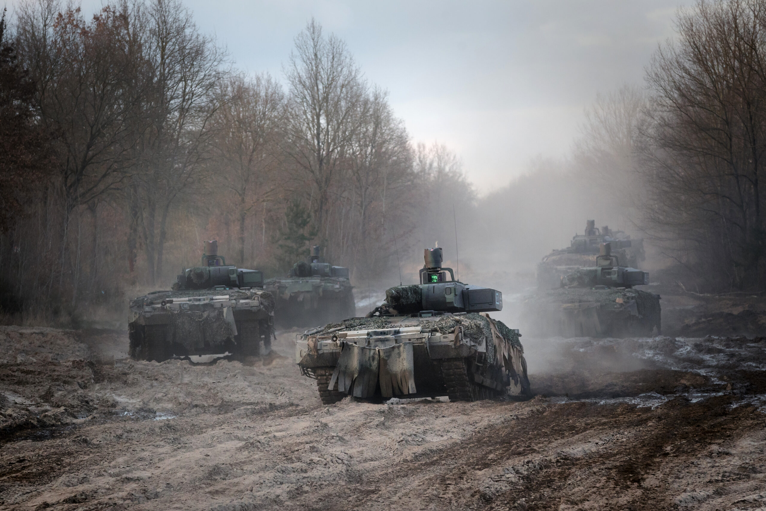 Einsatzbereit und siegfähig: Schützenpanzer PUMA VJTF nähern sich ihrem Verfügungsraum an. Dank der neuen Lenkflugkörper SPIKE LR, verschossen aus dem rechts am Turm integrierten Panzerabwehrsystem MELLS, können auch feindliche Kampfpanzer mit dem modernsten Schützenpanzer treffsicher vernichtet werden. Foto: Bundeswehr / Marco Dorow