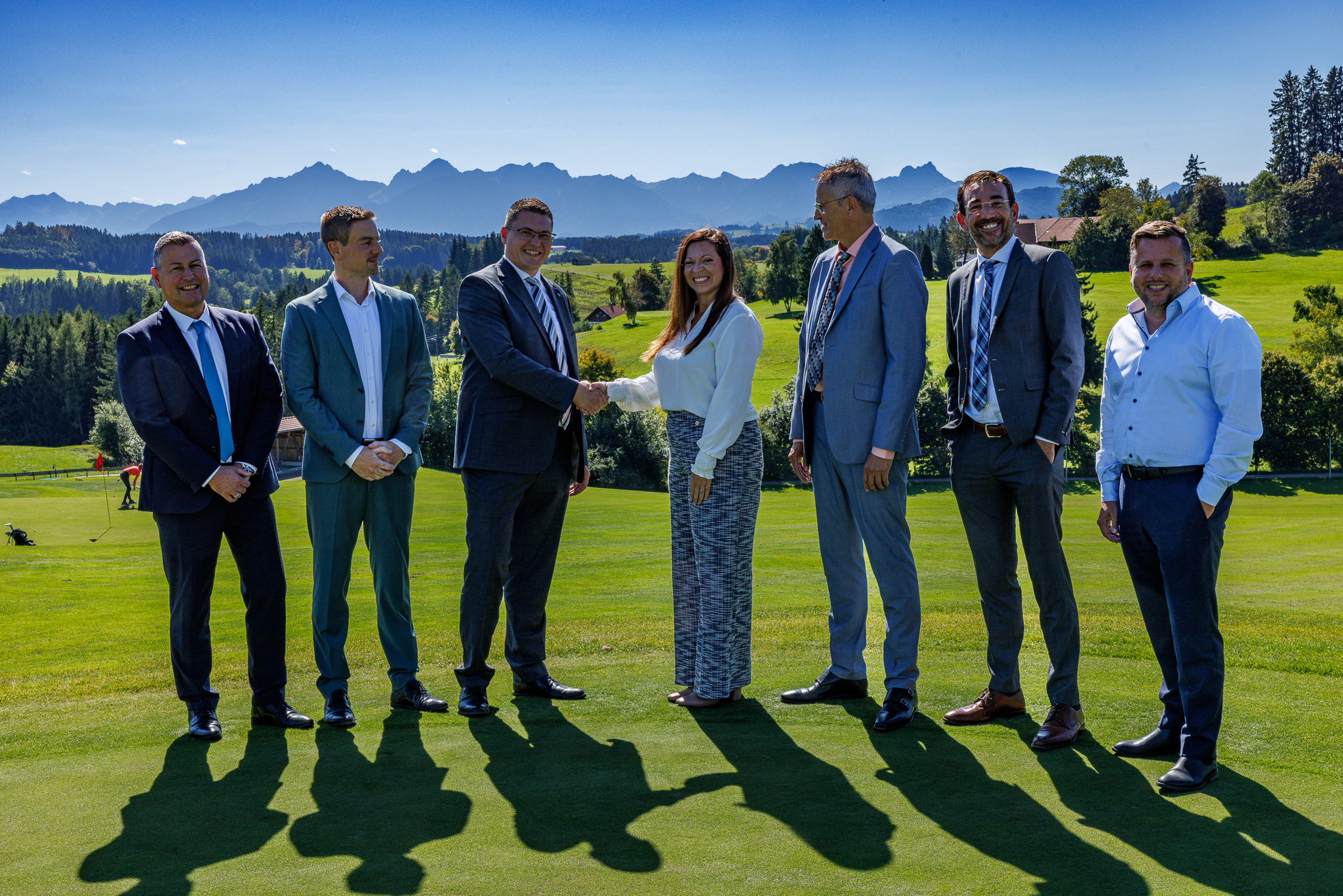 NextGen – Vereinbarten die enge Kooperation in Altenstadt (v.l.): Norbert Lederle, Christopher Tschischka, Alexander Ackerman (alle Vincorion) mit Kristin Doolittle, Siegfried Schneider und Clayton Corley (alle NSPA) und Martin Eisenschmid (Vincorion).